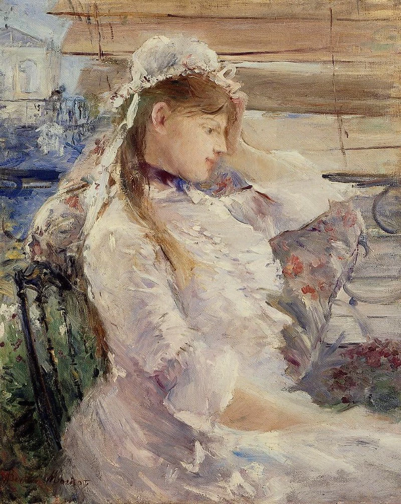 Giovane donna seduta di profilo